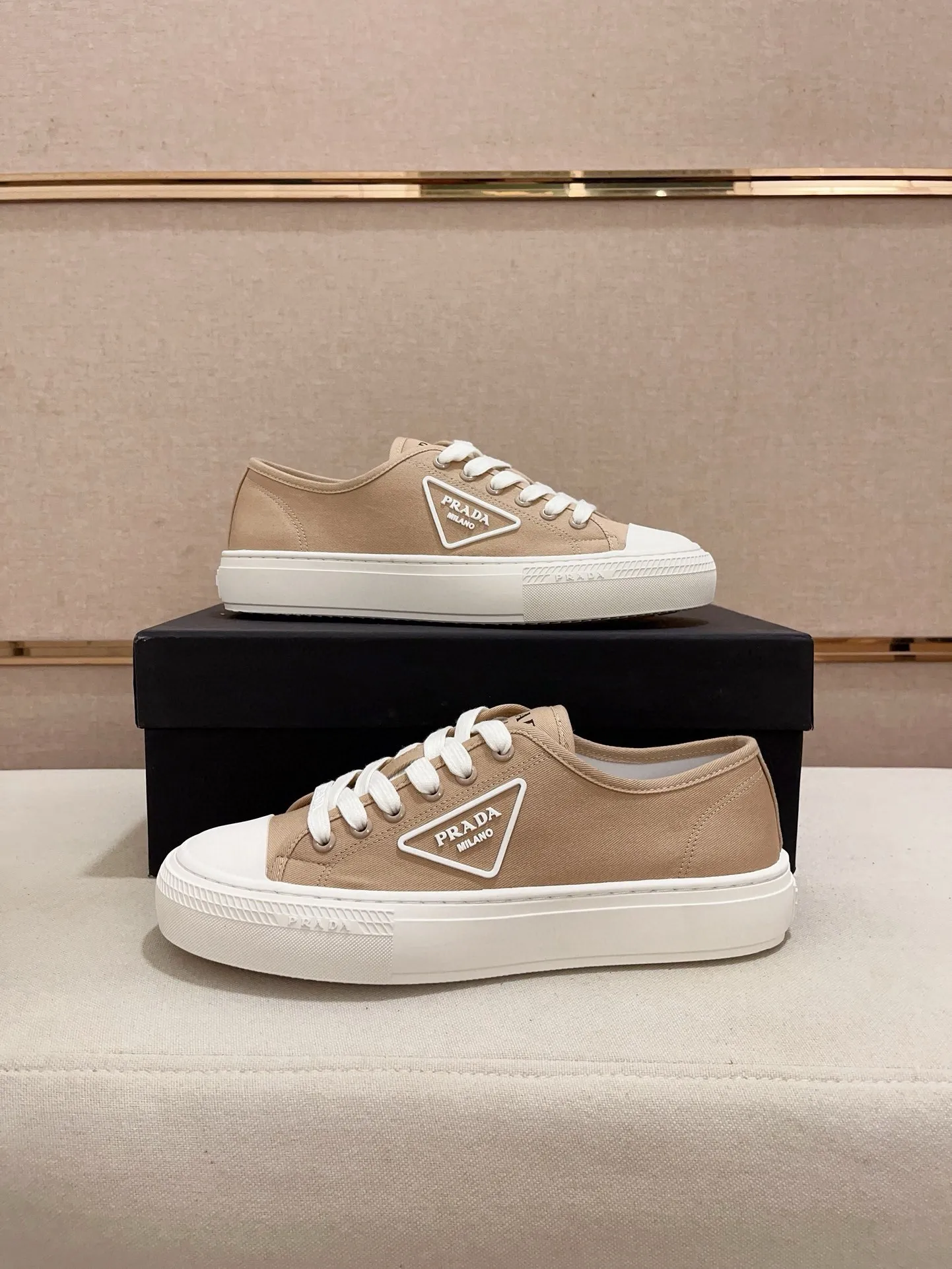 Men's shoes 💰 580💰 ✔️✔️✔️High-quality new PRADA counters are launched at the same time. The new men's shoes and 😘fabrics are selected from first-layer cowhide and are made by pure handicrafts. Lining: Full cowhide lining. 👍🏿 High-end ☄️ air-cushion molded anti-slip rubber outsole, exquisite lines, simple and elegant, comfortable and high-end for leisure travel. Code number: 38 to 44 (45 can be customized)